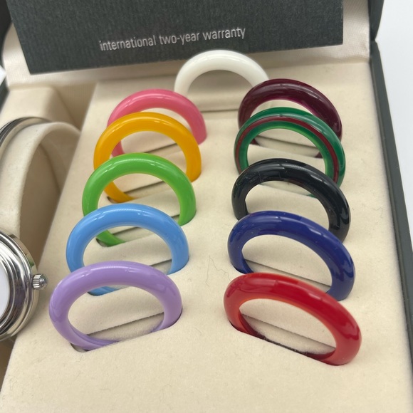 Gucci Women's Watch with Interchangeable Colored Bezels - Picture 6 of 10